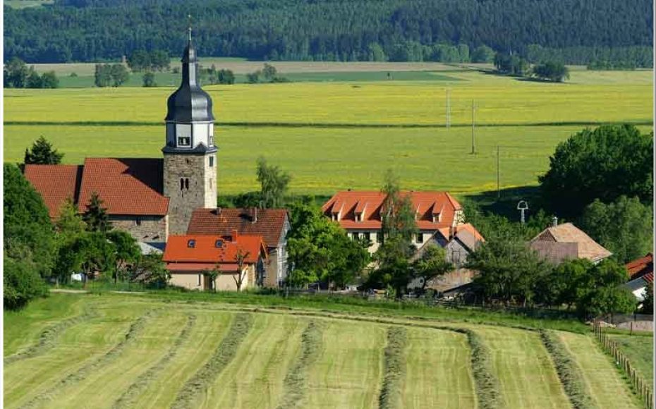 Blick auf das Freizeitheim Reinsfeld mit Kirche